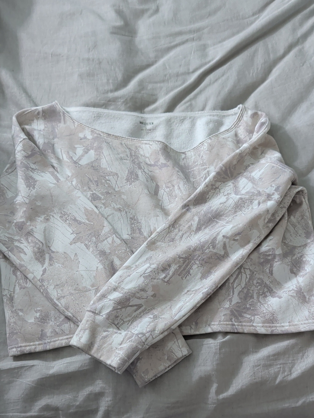 Hollister Women's Light Grey Abstract Crewneck Sweatshirt